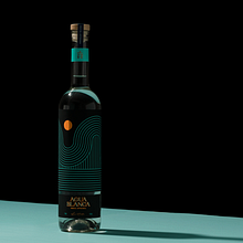 Agua Blanca. Design, Fotografia, Direção de arte, Br, ing e Identidade, Design gráfico, Packaging, Design de produtos, Serigrafia, Naming, Pattern Design e Ilustração vetorial projeto de HUMAN - 05.08.2021