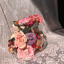 My project in Sugar Flowers for Cake Designs course. Un progetto di Design e DIY di Thaaibah Ziaudeen - 20.10.2021