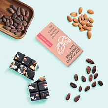 Chocolate Packaging Mock-up. Een project van Traditionele illustratie, Grafisch ontwerp,  Br e ing en identiteit van MYC A - 10.08.2021