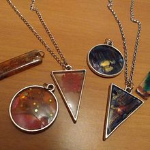 Colourful forest. Un progetto di Design di accessori, Artigianato, Design di gioielli e DIY di Anna Alcaide - 12.08.2021