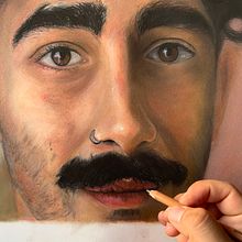 Mi Proyecto del curso: Retrato realista al pastel tiza. Een project van Traditionele illustratie,  Beeldende kunst,  Tekening,  Portrettekening y Realistische tekening van lunnika - 13.08.2021
