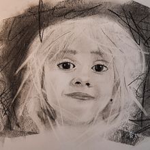 Mein Kursprojekt: Künstlerisches Porträt mit Kohlestift: die Atmosphäre. Un proyecto de Ilustración tradicional, Bellas Artes, Dibujo, Dibujo de Retrato, Dibujo realista y Dibujo artístico de Petra Köster - 19.08.2021