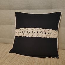 Almofada com barra em macramé. Accessor, Design, Arts, Crafts, Fiber Arts, and Macramé project by Sílvia Pereira - 08.19.2021