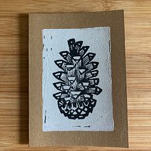 Lino Print Pine Cone Christmas Card. Un proyecto de Ilustración tradicional, Diseño, Diseño gráfico y Estampación de Ryan Hope - 21.08.2021