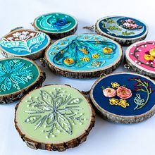 Embroidery on Live Edge Wood Slices. Fiber Arts, Arts, Crafts, and Embroider project by Sara Pastrana (Flourishing Fibers) - 08.22.2021
