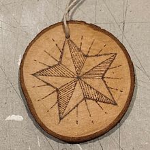 Star Wood Decoration. Een project van Traditionele illustratie y Grafisch ontwerp van Ryan Hope - 22.08.2021