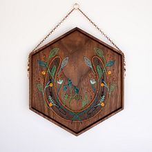 Good Luck Horseshoe. Een project van Textiel, Borduurwerk y Houtbewerking van Sara Pastrana (Flourishing Fibers) - 22.08.2021