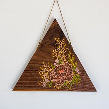 Peony. Een project van Borduurwerk, Textiel, Craft y Houtbewerking van Sara Pastrana (Flourishing Fibers) - 22.08.2021