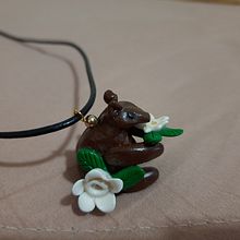 Polymer clay jewelry - bear with flowers. Un projet de Création d'accessoires, Artisanat , et Design de bijoux de rio_magno - 28.08.2021