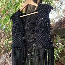 My project in Macramé: Create Unique Clothing course. Un proyecto de Diseño de complementos, Artesanía, Tejido y Macramé de Evangelia Matoula - 28.08.2021