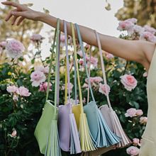 Bolsos de piel · Colección COLORTERAPIA by Olvido Madrid. Un proyecto de Diseño de complementos, Diseño de moda y Artesanía de OLVIDO MADRID - 30.08.2021