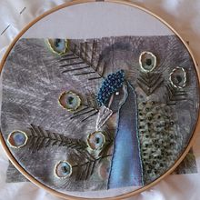 Mi Proyecto del curso: Bordado en fotografías sobre tela. 1-Pavo Real,2-Pareja,3-Mi abuela. Un proyecto de Fotografía, Collage, Papercraft, Estampación, Bordado y DIY de Rosa - 04.09.2021