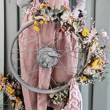 GHIRLANDA-RUOTA. Un projet de Design , Créativité, Artisanat , et Art floral et végétal de Roberta Santilli - 06.09.2021