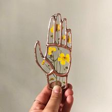 Wisconsin Wildflowers, glass hands with real pressed flowers, September 2018 - present. Fine Arts project by Molly Jackson - 09.07.2021
