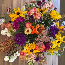 My project in Floral Arrangement Design with Seasonal Blooms course. Design de interiores, Paisagismo, Decoração de interiores, e DIY projeto de Janice Sukut - 05.09.2021