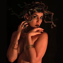 Medusa (Proyecto del curso: Autorretrato fotográfico conceptual). Un progetto di Postproduzione fotografica, Ritocco fotografico, Fotografia di ritratto, Fotografia in studio, Fotografia artistica, Fotomontaggio e Autoritratto fotografico di Eva Sánchez Melendo - 04.09.2021