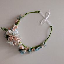 My project in Floral Headpiece: Using Flowers to Create Accessories course. Un proyecto de Diseño de complementos, Diseño de moda, DIY, Diseño floral y vegetal de frogscherry - 10.09.2021