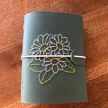 Copertina agenda ricamata. Arts, Crafts, Embroider, and Bookbinding project by Daniela Preda - 09.11.2021