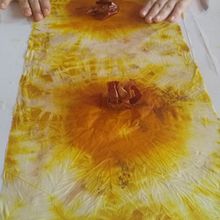 Meu projeto do curso: Introdução à técnica de tingimento shibori com tingimento natural . Seni, Kerajinan, Desain Busana, DIY, Dan Pencelupan Tekstil proyek oleh Tarsila Souza de Arruda Santos - 09.14.2021