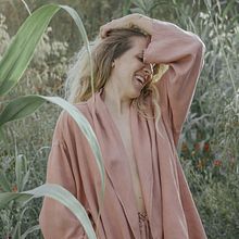 /avocado dye on viscose. Un progetto di Artigianato e Tintura tessile di Lucrezia Moro - 14.09.2021