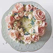 Swiss Meringue Buttercream Flower Cakes. Design, Arts, and Crafts project by Cynthia Irani - 09.18.2021