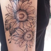 Meu projeto do curso: Tatuagem botânica com pontilhismo. Un progetto di Design di tatuaggi, Illustrazione tradizionale e Illustrazione botanica di Bruna Fernanda do Nascimento - 21.09.2021