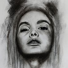 Mi Proyecto del curso: Retrato artístico al carboncillo: creando atmósferas. Traditional illustration, Fine Arts, Drawing, Portrait Drawing, Realistic Drawing, and Artistic Drawing project by Andrea Millan - 09.22.2021