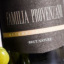 VINOS FAMILIA PROVENZANO / Gráfica para producto. . Un progetto di Product design, Fotografia di prodotti e Graphic design di Mariano Calvo - 23.10.2019