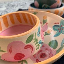 Mi Proyecto del curso: Ilustración floral sobre cerámica. Een project van Traditionele illustratie, Craft,  Beeldende kunst y Keramiek van Adriana Saenz - 27.09.2021
