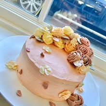 My project in Decorative Buttercream Flowers for Cake Design course. Design, and DIY project by Ruby Su - 09.28.2021