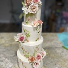 My project in Sugar Flowers for Cake Designs course//KimberlySmithCooke. Design, and DIY project by Kimberly Smith Cooke - 09.30.2021