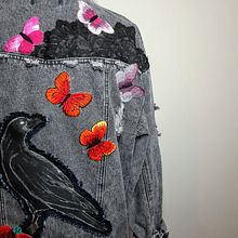 Camden Street Requiem. Un proyecto de Pintura, Diseño de moda, Bordado, DIY, Upc y cling de Berenice Combe - 15.10.2021