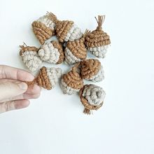 Macrame 3D Acorn Sculpture . Un projet de 3D, Art textile , et Macramé de String Theories Fiber Design - 22.10.2020
