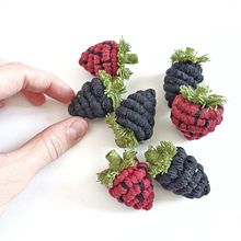 Macrame 3D Berry Sculptures . Un projet de Macramé, Art textile , et 3D de String Theories Fiber Design - 29.01.2021