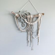 Macrame Flower Crown Wall Hanging . Un projet de Art textile, Macramé , et 3D de String Theories Fiber Design - 10.04.2021