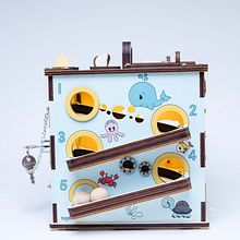 Wooden medium busy cube design & illustrations for Boobo Toys. Een project van  Ontwerp, Traditionele illustratie y Art toy van Arina Terehovich - 30.08.2020