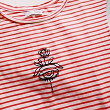 Ricamo su una t-shirt. Un progetto di Ricamo, Artigianato, Fashion design e Fiber Art di Martina Espa - 08.10.2021