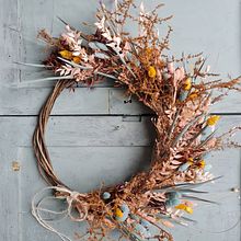 GHIRLANDA AUTUNNALE colori polverosi. Un proyecto de Diseño, Artesanía, Diseño floral y vegetal de Roberta Santilli - 12.10.2021
