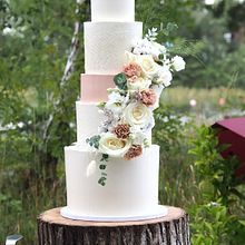 First Wedding cake after the covid restrictions was released. A beautiful day with 90 people attending.. Un proyecto de  de Ida Strid - 15.10.2021