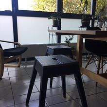 De taburete de granja a tabureta de salon. Un progetto di Artigianato, Design e creazione di mobili, Interior design, DIY, Falegnameria , Upc e cling di Monica Rivas - 15.10.2021
