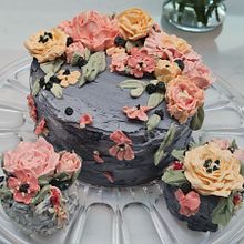 Petra Lee : Autumn bouquet (My project in decorative Buttercream Flowers for Cake Design course). Un proyecto de Diseño y DIY de Petra Lee - 15.10.2021