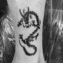 Tatuaje Dragon Tribal. Un proyecto de Diseño de tatuajes e Ilustración tradicional de Alba Martí Serra - 22.07.2021