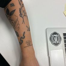 Minimalist Sticker-Style Sleeve. Un proyecto de Diseño de tatuajes de lex_duff_14 - 18.10.2021