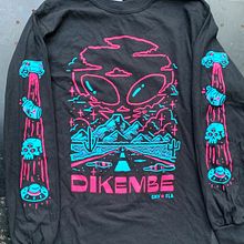 Dikembe Longsleeve. Un progetto di Design, Fashion design, Illustrazione tradizionale, Illustrazione digitale, Illustrazione botanica, Illustrazione naturalistica, Disegno e Direzione artistica di David Leutert - 04.11.2019