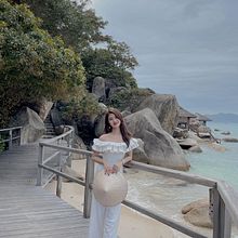 Girl in white dress standing in the middle of the beach. Photograph project by Lovell Victor - 11.20.2017