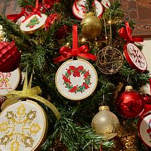 Decorazioni albero di Natale. Un proyecto de Bordado de Gaia Pesce - 22.10.2021