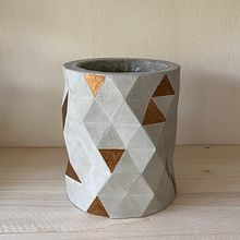 My project in Geometric Handmade Molds: Design 3D-faceted Objects course. Un projet de Design , Création d'accessoires, Artisanat, Beaux Arts, Design d'intérieur, Décoration, Décoration d'intérieur , et DIY de sigrid_aicher - 22.10.2021