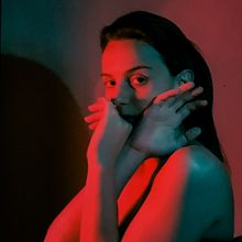 Meu projeto do curso: Fotografia artística: crie uma narrativa visual. Un projet de Photographie de portrait, Éclairage photographique, Photographie numérique, Photographie artistique , et Autoportrait photographique de Marina Lauar - 28.10.2021