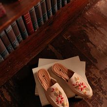 Parceria com Insecta Shoes. Design, Embroider, Arts, Crafts, Shoe Design, and Traditional illustration project by Projeto Fio - 10.29.2021