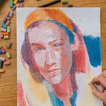 My project in Expressive Portrait Drawing with Soft Pastels course. Un progetto di Illustrazione tradizionale, Belle arti, Disegno, Disegno di ritratti e Disegno artistico di Chris Gambrell - 04.11.2021